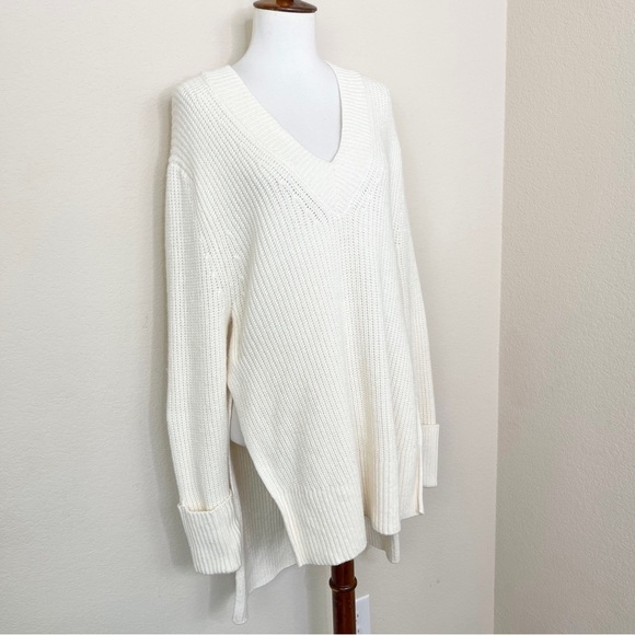 Athleta Shasta V-Neck Sweater Wool Blend
Chunky Ribbed Hi Low Hem Dove Cream - Picture 6 of 14